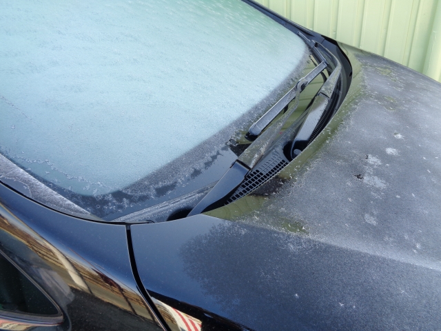 車のフロントガラスが凍る！簡単に溶かす方法を紹介！ワイパーの凍結対策も！